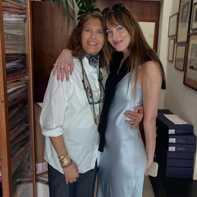 Η Dakota Johnson με ένα γαλάζιο μάξι σατέν φόρεμα.