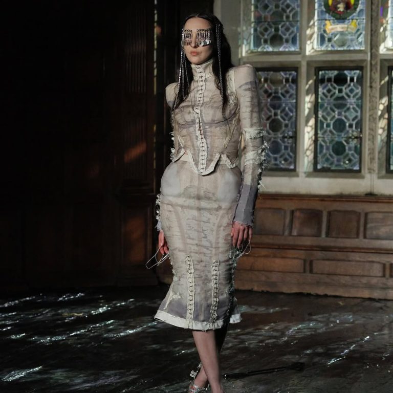 Look από την πασαρέλα της Dilara Findikoglu για S/S26 με μίντι φούστα και cropped σακάκι.