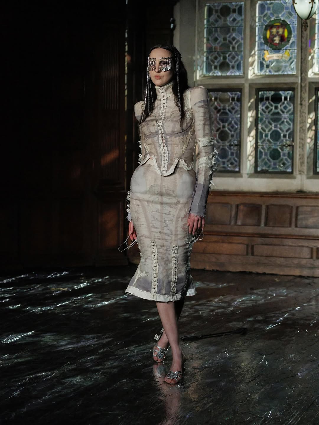 Look από την πασαρέλα της Dilara Findikoglu για S/S26 με μίντι φούστα και cropped σακάκι που θα θέλαμε να βρούμε στο vinted.
