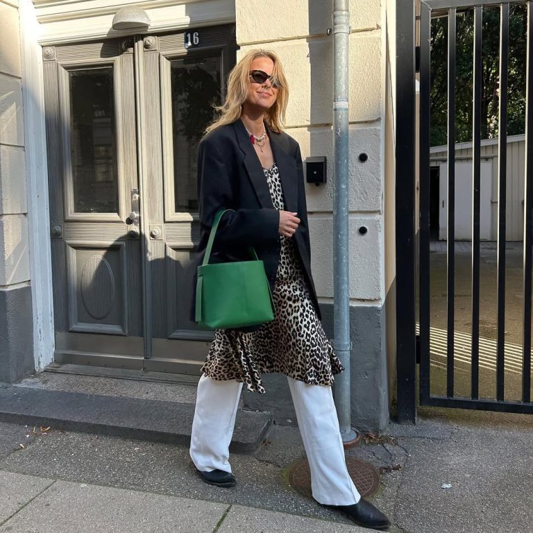 Γυναίκα φοράει φόρεμα με τζίν.