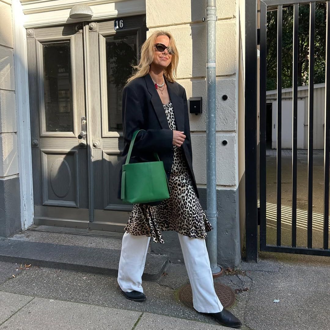 Γυναίκα φοράει φόρεμα με τζίν.