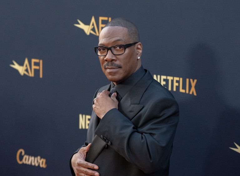 Ο Eddie Murphy στο κόκκινο χαλί της τελετής απονομής του Βραβείου AFI για το Συνολικό Έργο: Φόρος Τιμής στον Eddie Murphy, στο Dolby Theatre στο Χόλιγουντ, στις 18 Απριλίου 2026.