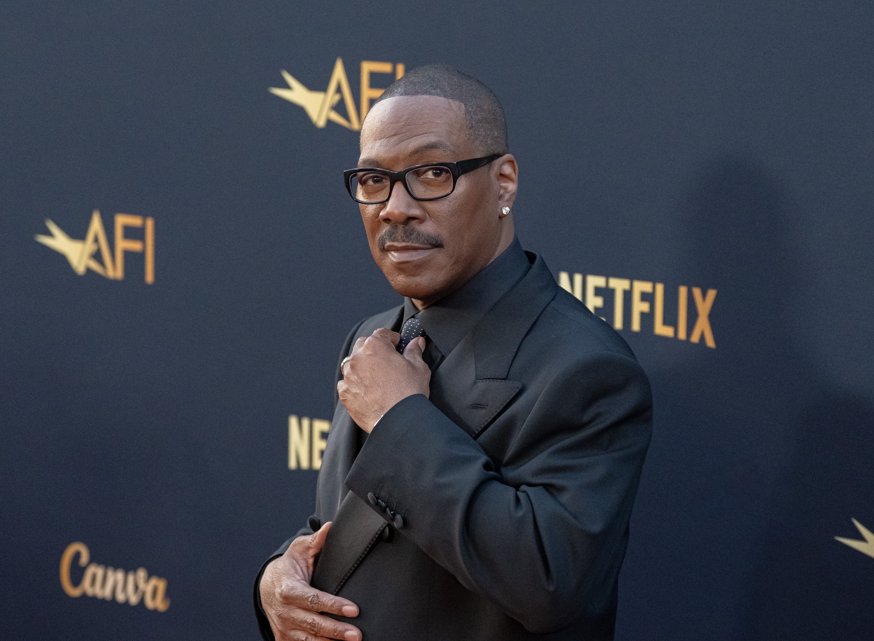 Ο Eddie Murphy στο κόκκινο χαλί της τελετής απονομής του Βραβείου AFI για το Συνολικό Έργο: Φόρος Τιμής στον Eddie Murphy, στο Dolby Theatre στο Χόλιγουντ, στις 18 Απριλίου 2026.