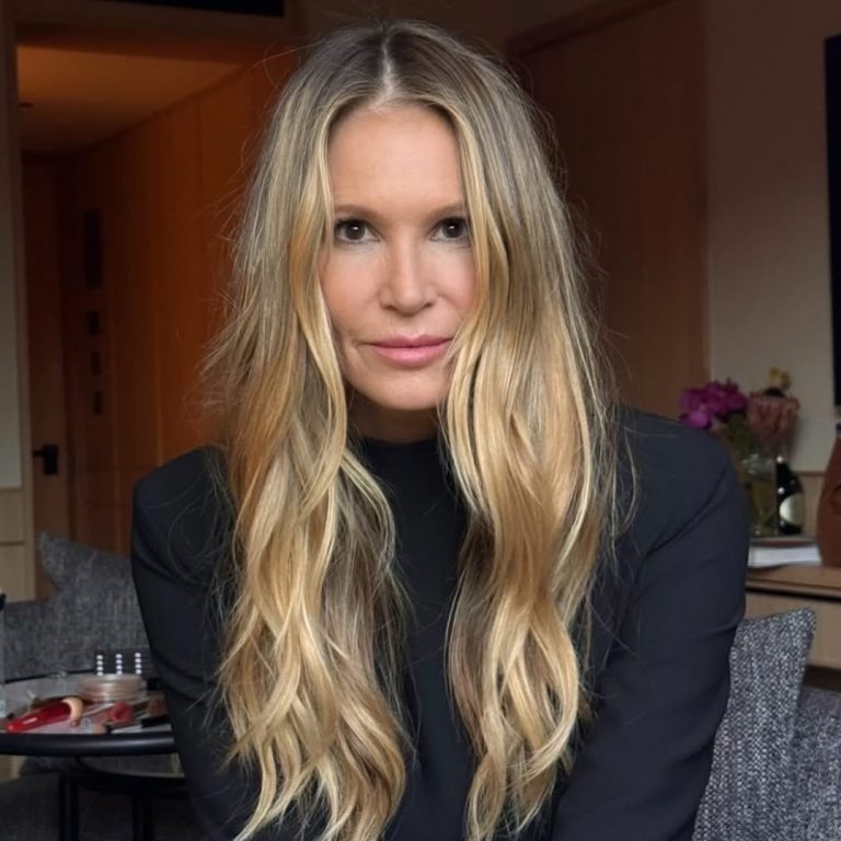 H Elle Macpherson με μαύρη μπλούζα.