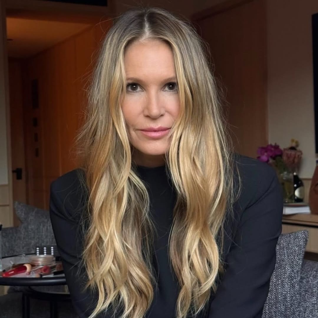 H Elle Macpherson με μαύρη μπλούζα.