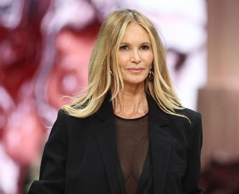 H Elle Macpherson στην πασαρέλα του Ngali κατά τη διάρκεια της έναρξης της σειράς εκδηλώσεων υψηλής ραπτικής του Φεστιβάλ Μόδας της Μελβούρνης στο Royal Exhibition Building, στις 4 Μαρτίου 2024