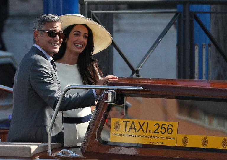 O George Clooney και η σύζυγός του Amal σε θαλάσσιο ταξί, αφού έφυγαν από το δημαρχείο Ca Farsetti στη Βενετία, 29 Σεπτεμβρίου 2014