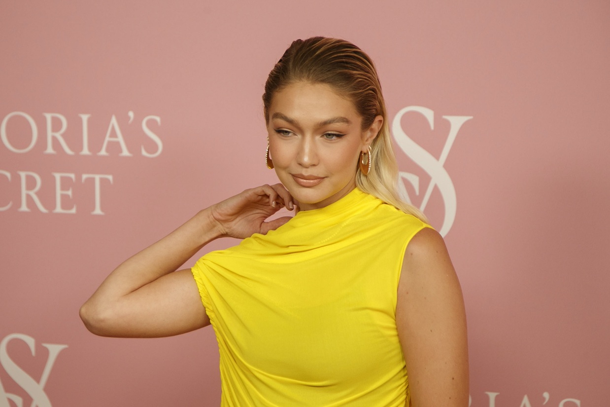 H Gigi Hadid στο κόκκινο χαλί για το Victoria's Secret World Tour στο Μανχάταν, 6 Σεπτεμβρίου 2023