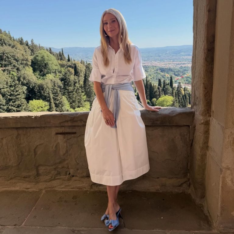 H Gwyneth Paltrow με ένα λευκό σύνολο με φούστα και πουκάμισο.