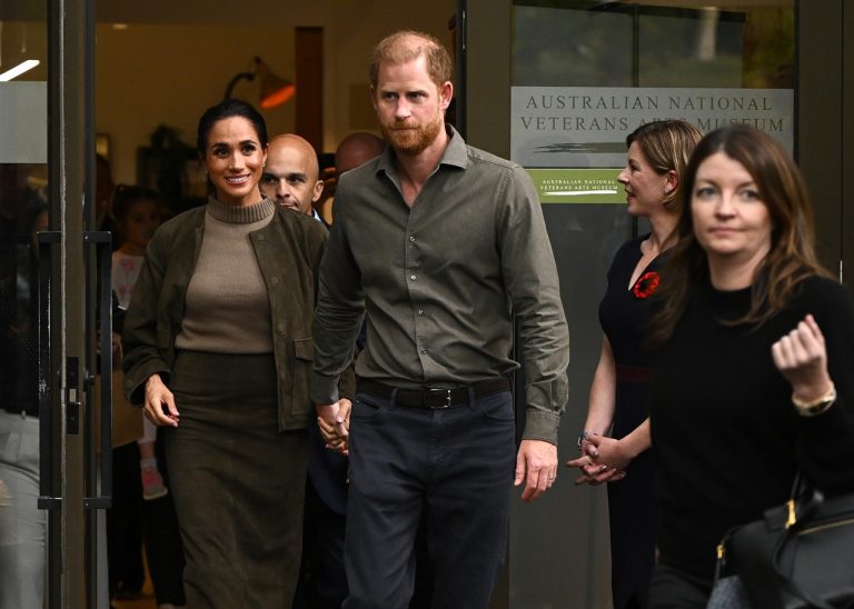 Ο πρίγκιπας Harry και η Meghan Markle αποχωρούν μετά την επίσκεψή τους στο Εθνικό Μουσείο Τεχνών Βετεράνων της Αυστραλίας (ANVAM) στη Μελβούρνη, στις 14 Απριλίου 2026