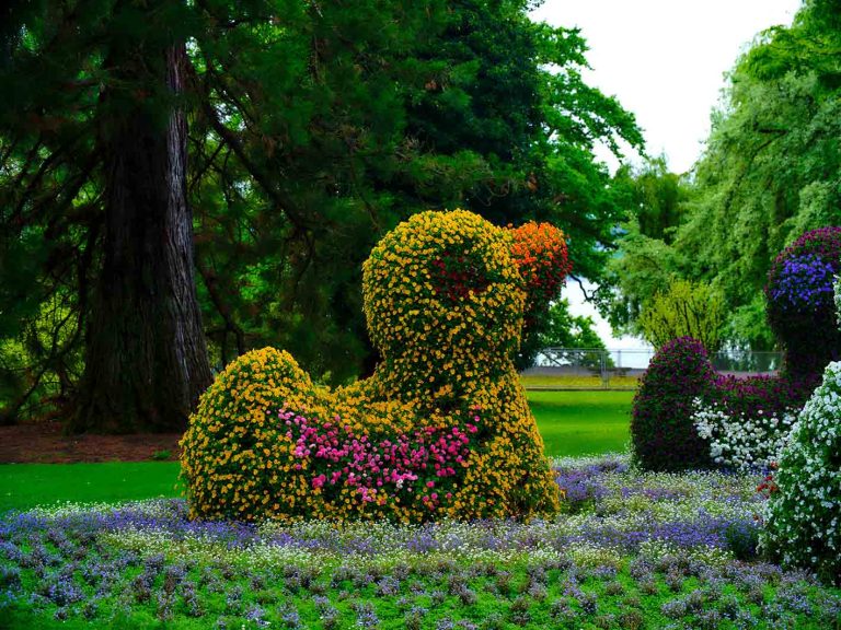Πολύχρωμο γλυπτό πάπιας στο νησί Mainau - Konstanz, Γερμανία.