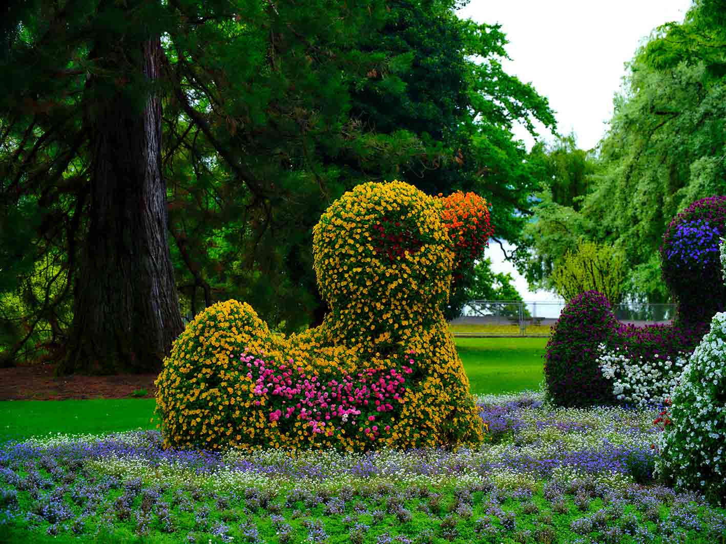 Πολύχρωμο γλυπτό πάπιας στο νησί Mainau - Konstanz, Γερμανία.