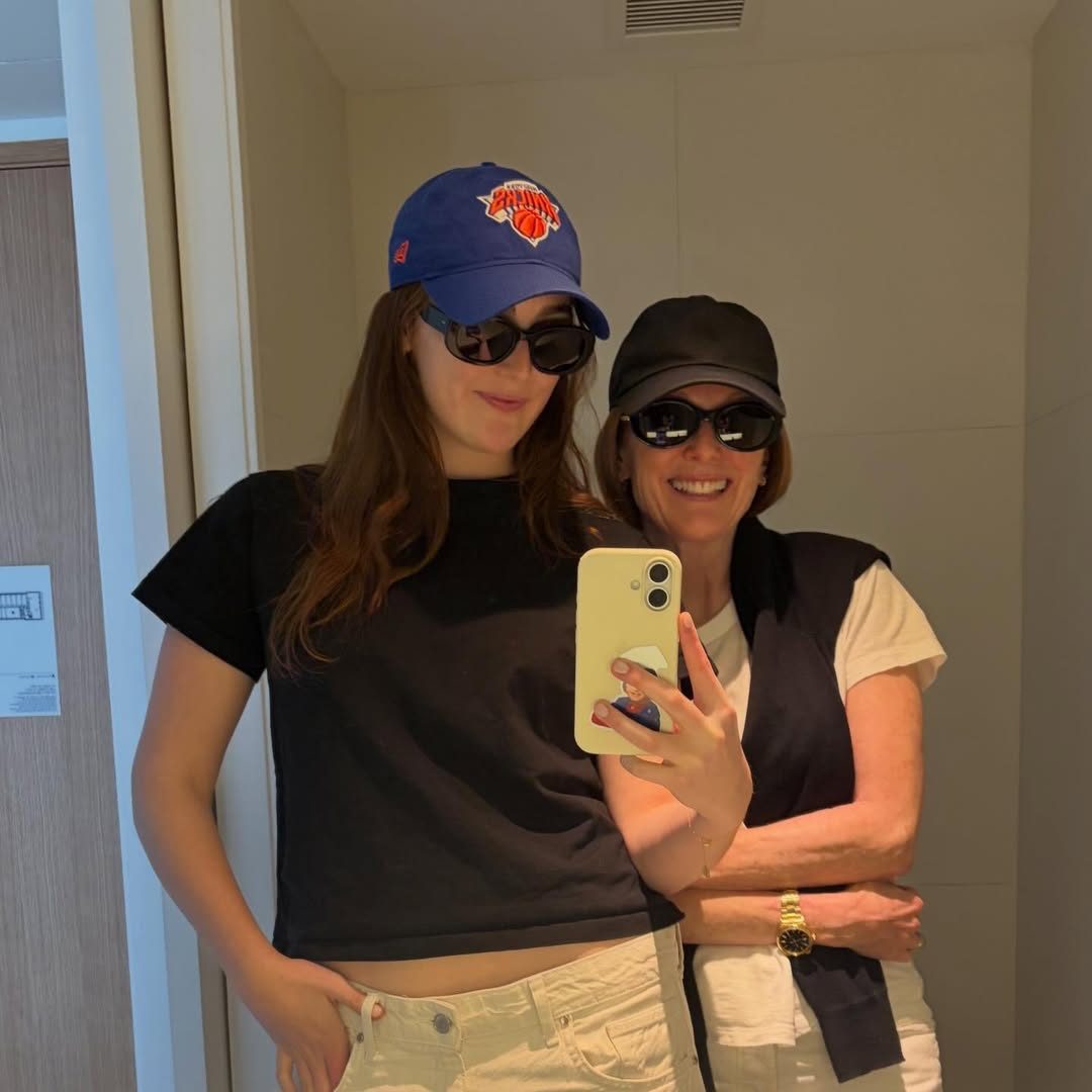 H Julianne Moore με την κόρη της ποζάρουν με μαύρα γιαλιά ηλίου.