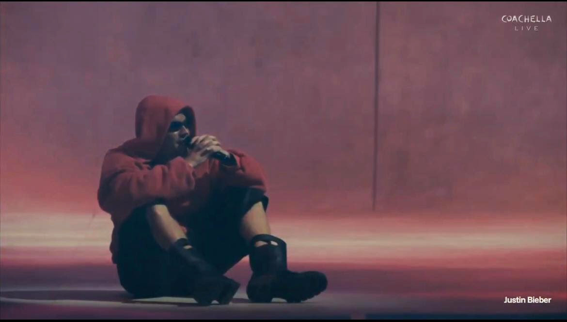 Ο Justin Bieber φοράει τις μπότες Bobby Bag από την precollection Άνοιξη-Καλοκαίρι 2026, κατά τη διάρκεια της εμφάνισής του στο  Coachella Valley Music Festival 2026.