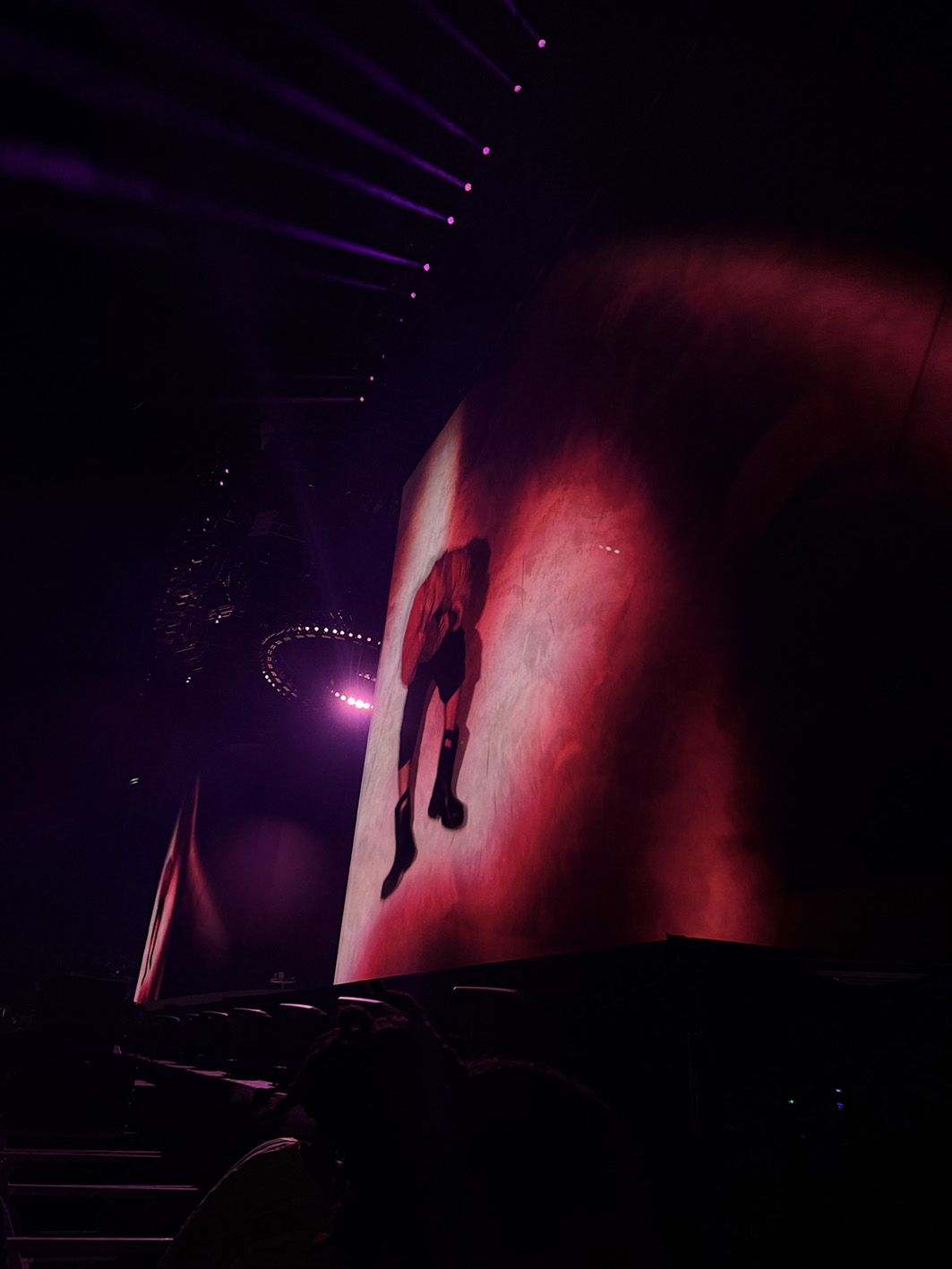 Ο Justin Bieber φοράει τις μπότες Bobby Bag από την precollection Άνοιξη-Καλοκαίρι 2026, κατά τη διάρκεια της εμφάνισής του στο Coachella Valley Music Festival 2026.