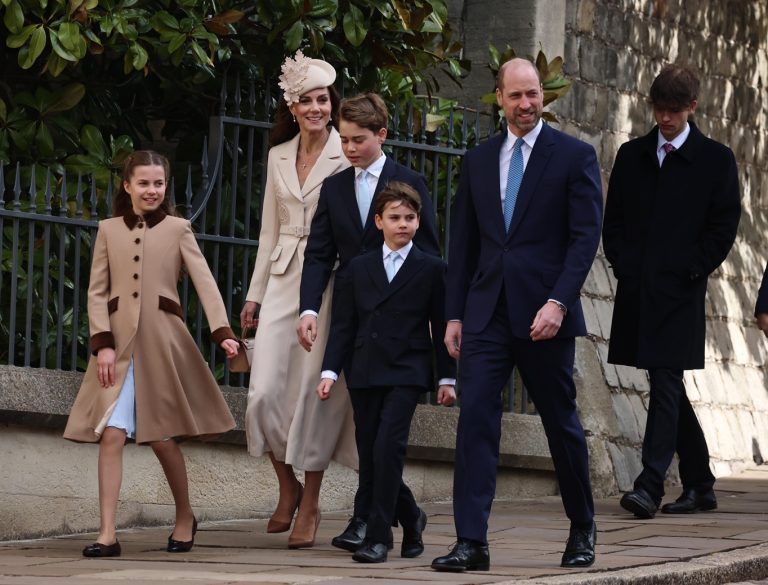 H πριγκίπισσα Charlotte, η Kate Middleton, ο πρίγκιπας George, ο πρίγκιπας Louis και ο πρίγκιπας William στην παραδοσιακή πασχαλινή λειτουργία στο Ουίνδσορ, 5 Απριλίου 2026