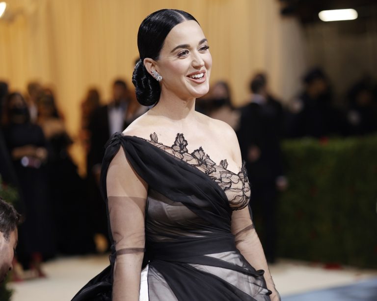 H Katy Perry στο κόκκινο χαλί του 2022 Met Gala, 2 Μαΐου 2022