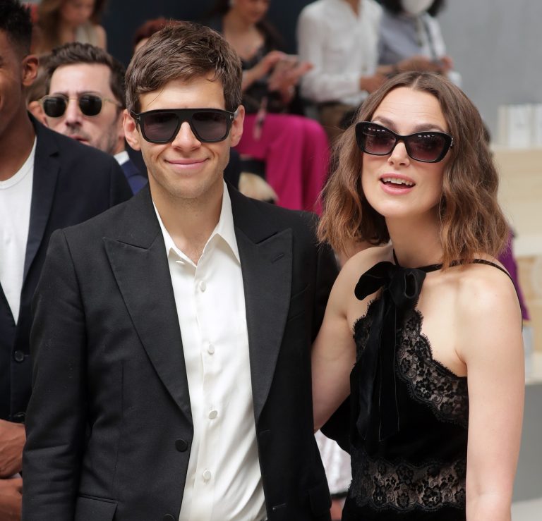 Η Keira Knightley και ο σύζυγός της, ο μουσικός James Righton στην παρουσίαση της κολεξιόν Fall/Winter 2022/23 Haute Couture της Γαλλίδας σχεδιάστριας μόδας Virginie Viard για τη Chanel στο πλαίσιο της Εβδομάδας Μόδας στο Παρίσι, 5 Ιουλίου 2022