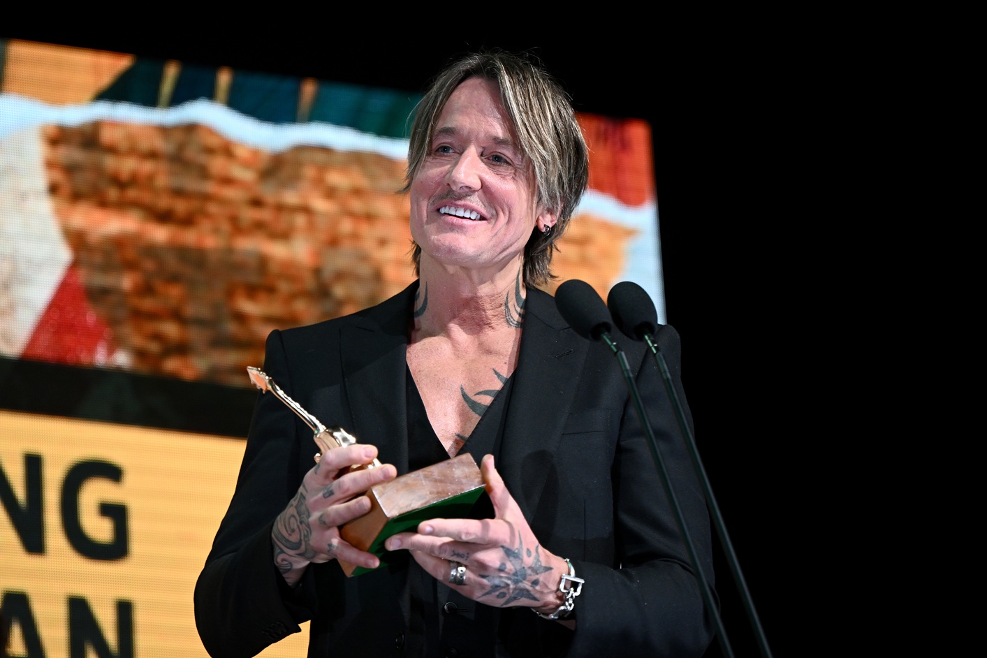 O Keith Urban παραλαμβάνει το βραβείο για το κορυφαίο άλμπουμ country μουσικής για το 2024 στα Golden Guitar Awards στο πλαίσιο του 53ου Tamworth Country Music Festival στην Αυστραλία, 25 Ιανουαρίου 2025