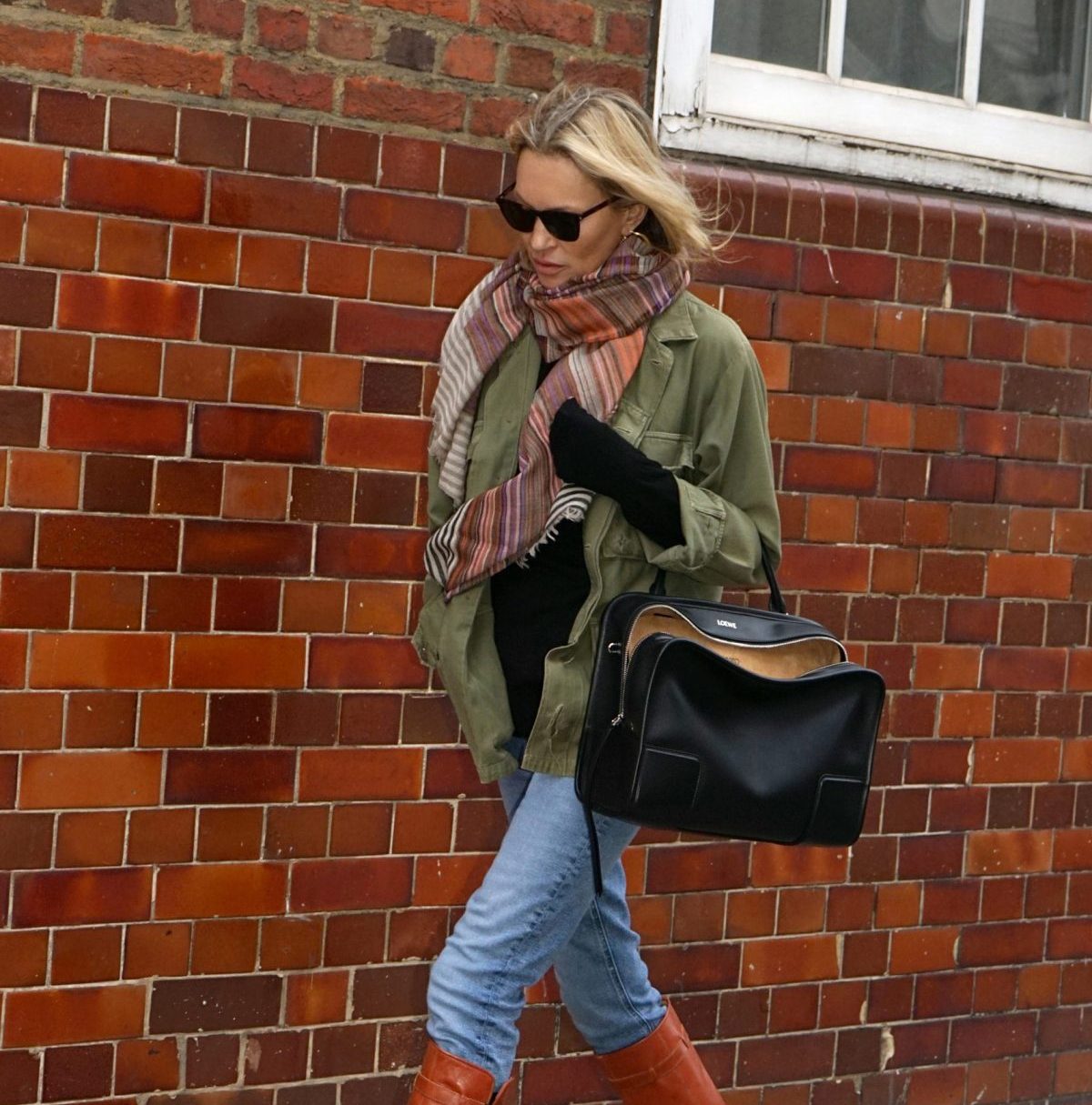 Η Kate Moss φοράει τη νέα τσάντα Amazona 180 από τη συλλογή Άνοιξη-Καλοκαίρι 2026, κατά τη διάρκεια της εμφάνισής της στο Marylebone του Λονδίνου.