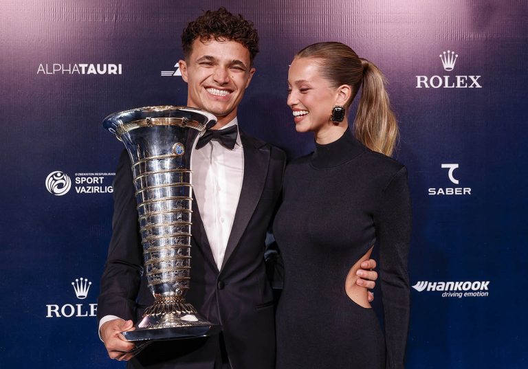 O Lando Norris και η σύντροφός του Magui Corceiro ποζάρουν με το τρόπαιο του πρωταθλήματος Φόρμουλα 1 κατά τη διάρκεια των Βραβείων FIA 2025 στις 12 Δεκεμβρίου 2025 στην Τασκένδη του Ουζμπεκιστάν.