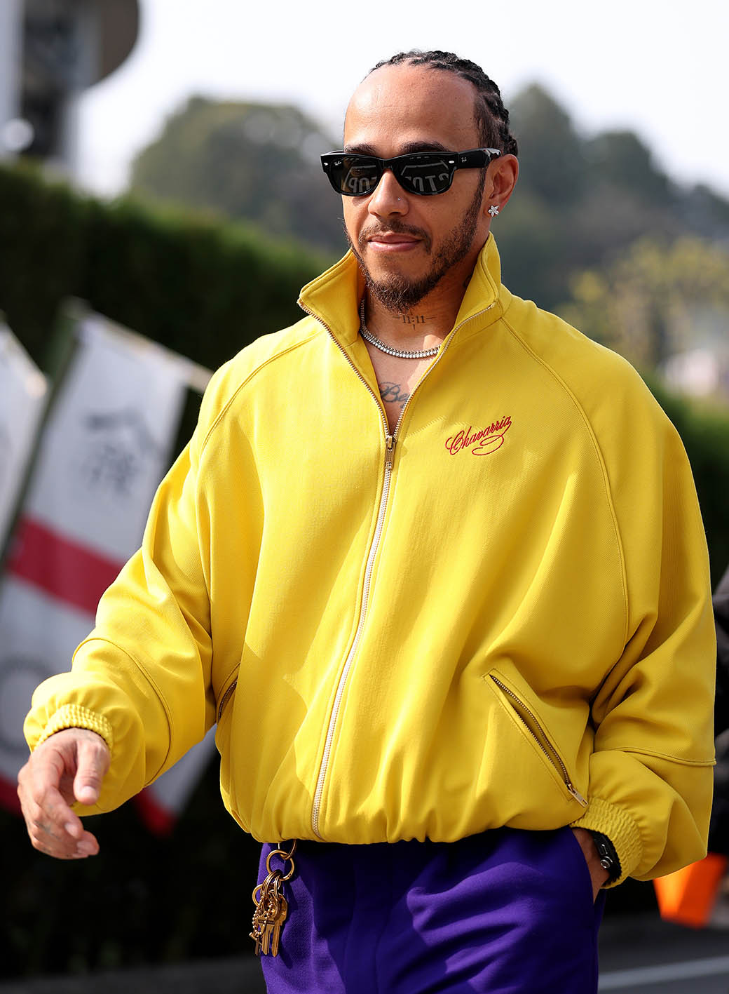 O Lewis Hamilton της Μεγάλης Βρετανίας και της Scuderia Ferrari φτάνει στο Paddock πριν από το Grand Prix της F1 της Ιαπωνίας στην πίστα της Suzuka στις 29 Μαρτίου 2026 στη Suzuka της Ιαπωνίας.