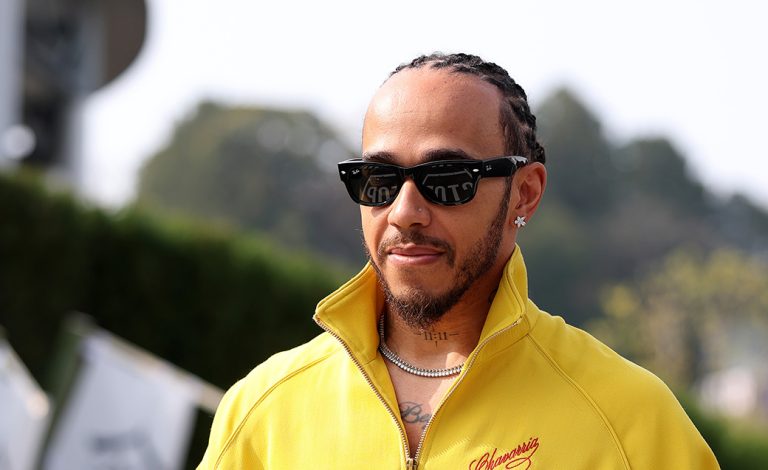 O Lewis Hamilton της Μεγάλης Βρετανίας και της Scuderia Ferrari φτάνει στο Paddock πριν από το Grand Prix της F1 της Ιαπωνίας στην πίστα της Suzuka στις 29 Μαρτίου 2026 στη Suzuka της Ιαπωνίας.