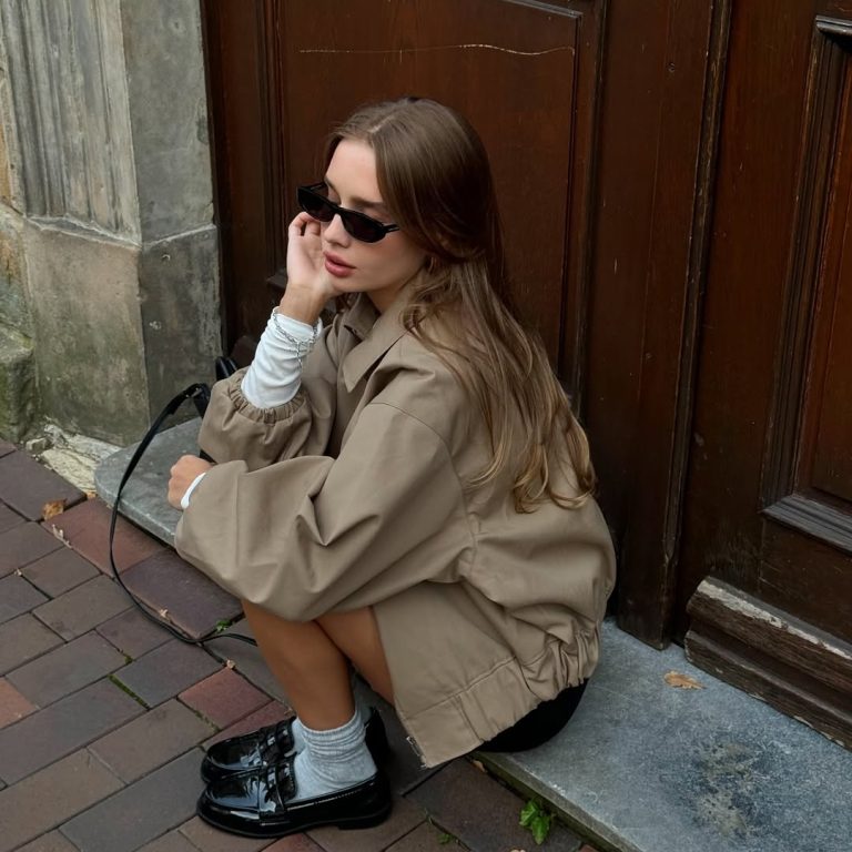 Kοπέλα που φοράει μοκασίνια με μπεζ τζάκετ.