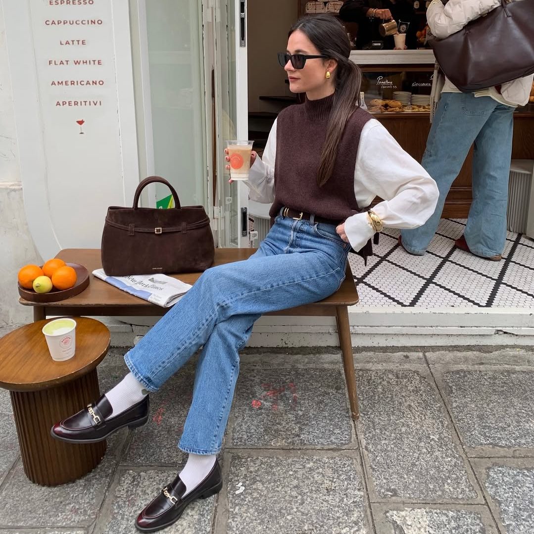 Κοπέλα που φοράει μοκασίνια με horsebit λεπτομέρεια.