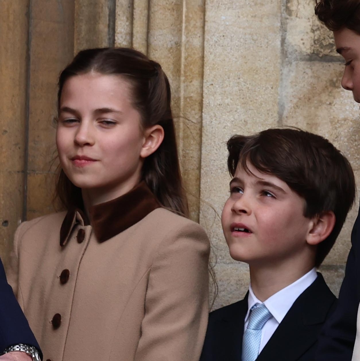 H πριγκίπισσα Charlotte και ο πρίγκιπας Louis στην πασχαλινή λειτουργία στο Ουίνδσορ, 5 Aπριλίου 2026