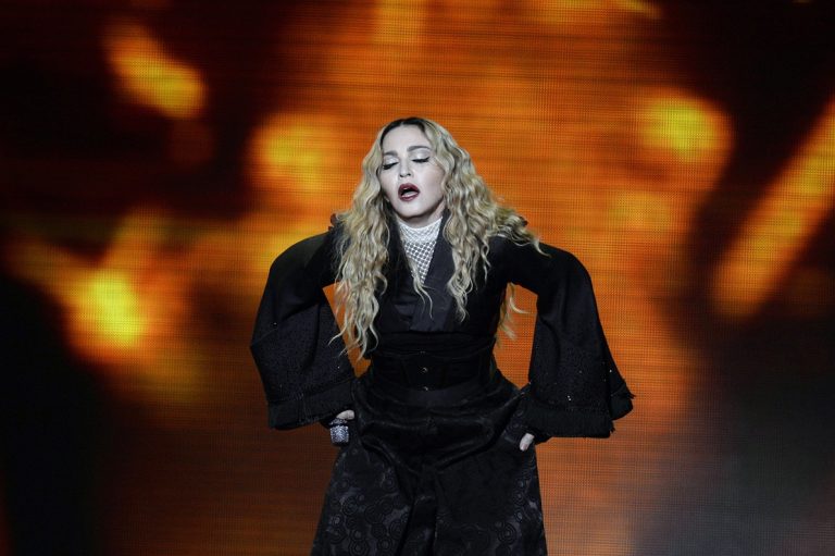 H Madonna σε συναυλία στο πλαίσιο της περιοδείας της Rebel Heart Tour στην Ελβετία, 12 Δεκεμβρίου 2015