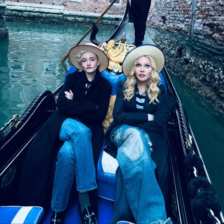 Οι Μadonna & Julia Garner σε μια γόνδολα στην Βενετία.