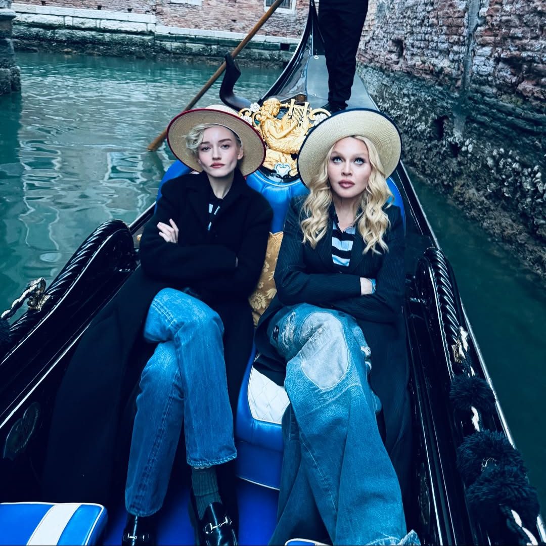 Οι Μadonna & Julia Garner σε μια γόνδολα στην Βενετία.