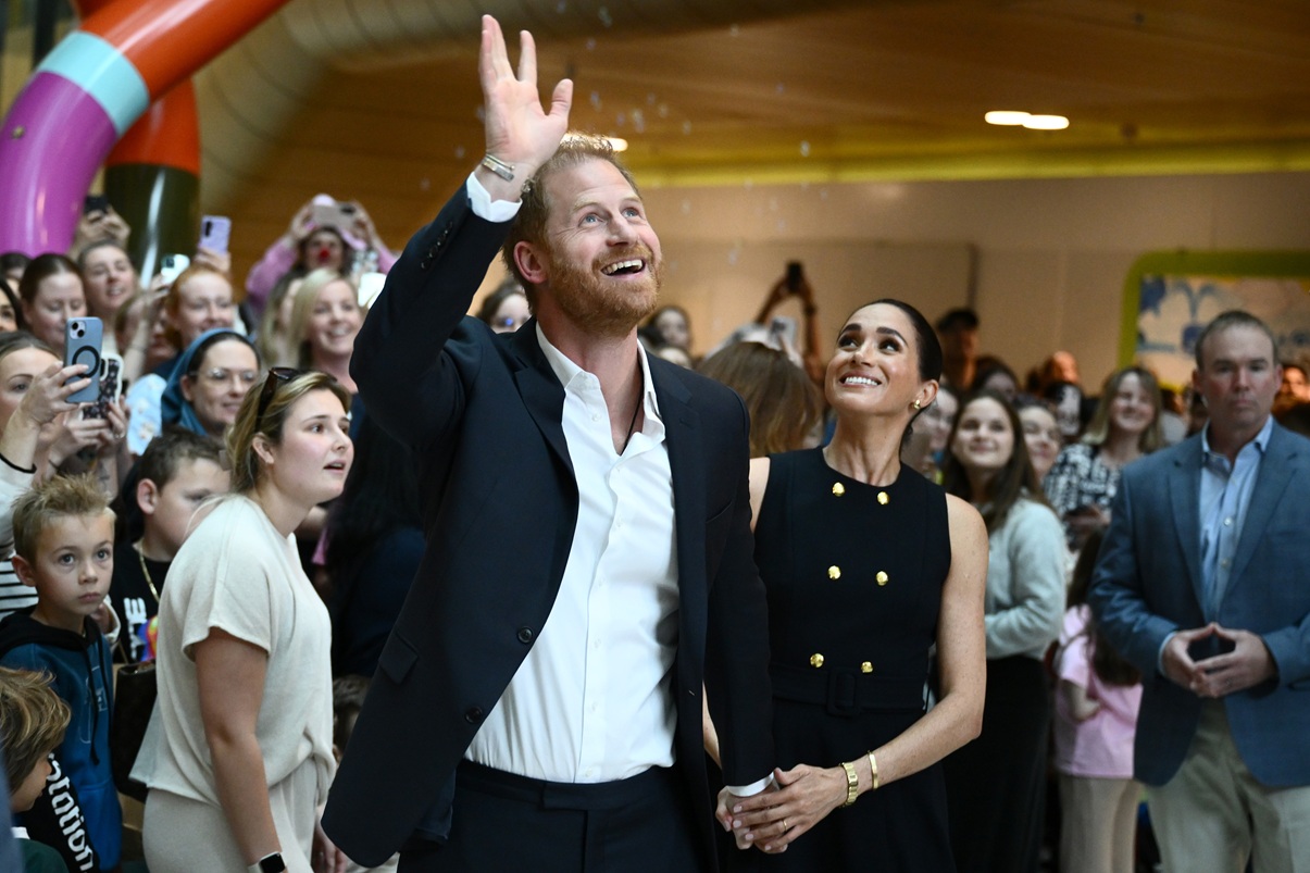 O Harry και η Meghan χαιρετούν το συγκεντρωμένο πλήθος στο Royal Children’s Hospital της Μελβούρνης, 14 Απριλίου 2026