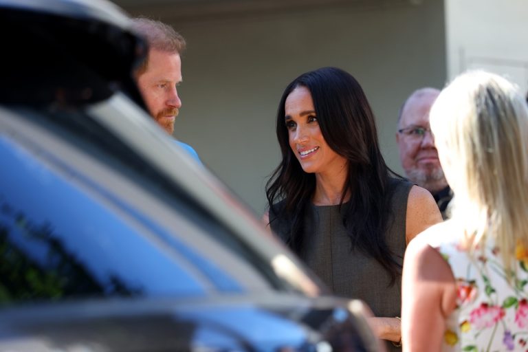 H Meghan Markle αποχωρεί με τον πρίγκιπα Harry από το Πανεπιστήμιο Swinburne έπειτα από επίσκεψη στο «batyr», μια υπηρεσία προγράμματος προώθησης της ψυχικής υγείας στη Μελβούρνη, 16 Απριλίου 2026