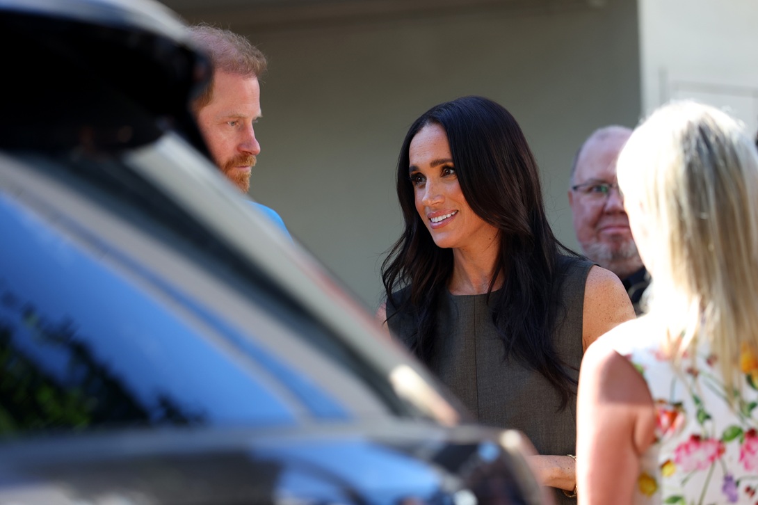 H Meghan Markle αποχωρεί με τον πρίγκιπα Harry από το Πανεπιστήμιο Swinburne έπειτα από επίσκεψη στο «batyr», μια υπηρεσία προγράμματος προώθησης της ψυχικής υγείας στη Μελβούρνη, 16 Απριλίου 2026