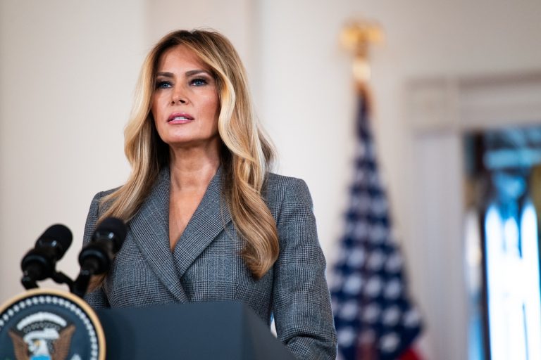 H Πρώτη Κυρία των ΗΠΑ, Melania Trump, κατά τη σπάνια δημόσια τοποθέτησή της από το Μεγάλο Φουαγιέ του Λευκού Οίκου στην Ουάσινγκτον, 9 Απριλίου 2026