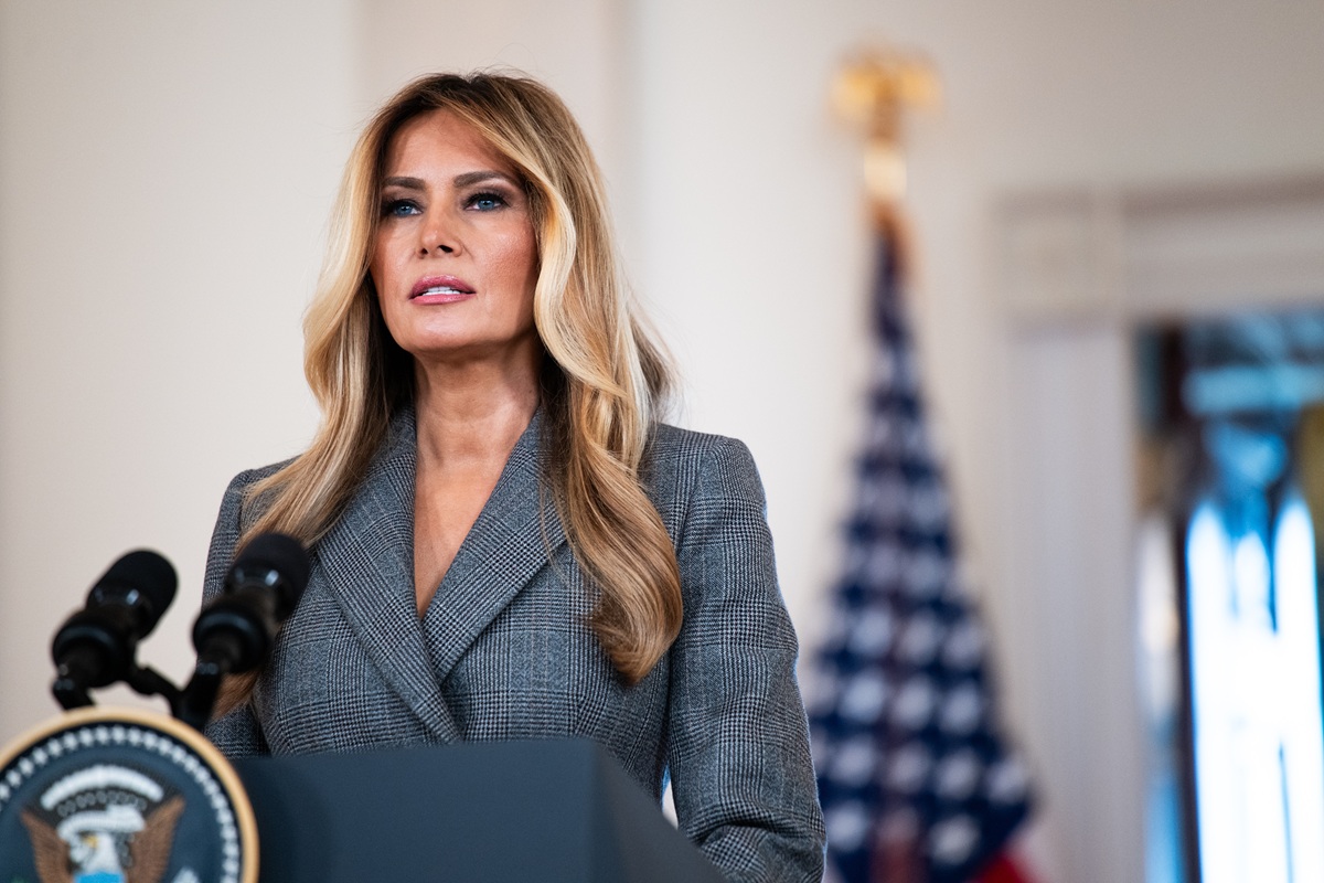 H Πρώτη Κυρία των ΗΠΑ, Melania Trump, κατά τη σπάνια δημόσια τοποθέτησή της από το Μεγάλο Φουαγιέ του Λευκού Οίκου στην Ουάσινγκτον, 9 Απριλίου 2026