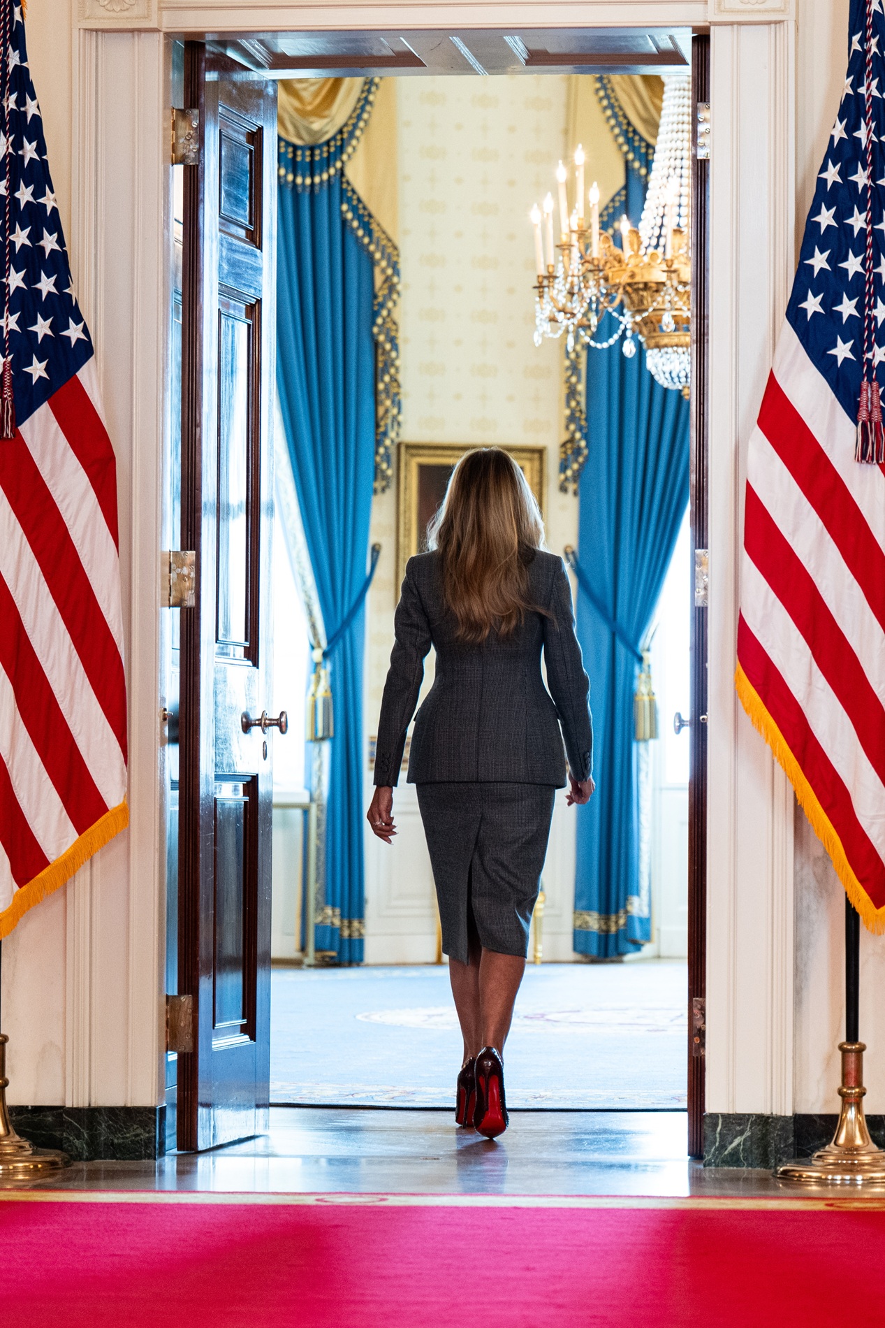 H Πρώτη Κυρία των ΗΠΑ, Melania Trump, αποχωρεί μετά τη σπάνια δημόσια τοποθέτησή της από το Μεγάλο Φουαγιέ του Λευκού Οίκου στην Ουάσινγκτον, 9 Απριλίου 2026