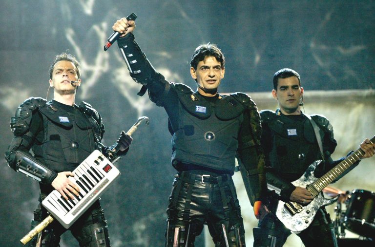 Ο Μιχάλης Ρακιντζής ερμηνεύει το 'S.A.G.A.P.O' στη διάρκεια της πρόβας της Eurovision στο Ταλίν στην Εσθονία, 24 Μαΐου 2002