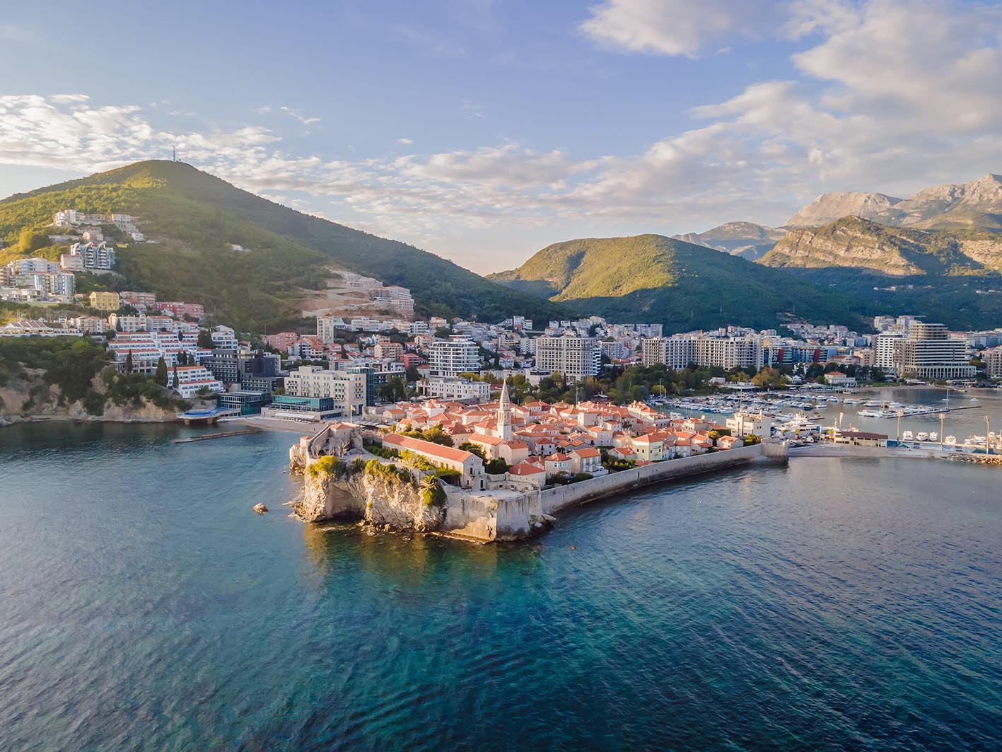 10 οικονομικοί ταξιδιωτικοί προορισμοί για City Break το 2026. Παλιά πόλη στην Μπούντβα σε μια όμορφη καλοκαιρινή μέρα, Μαυροβούνιο.