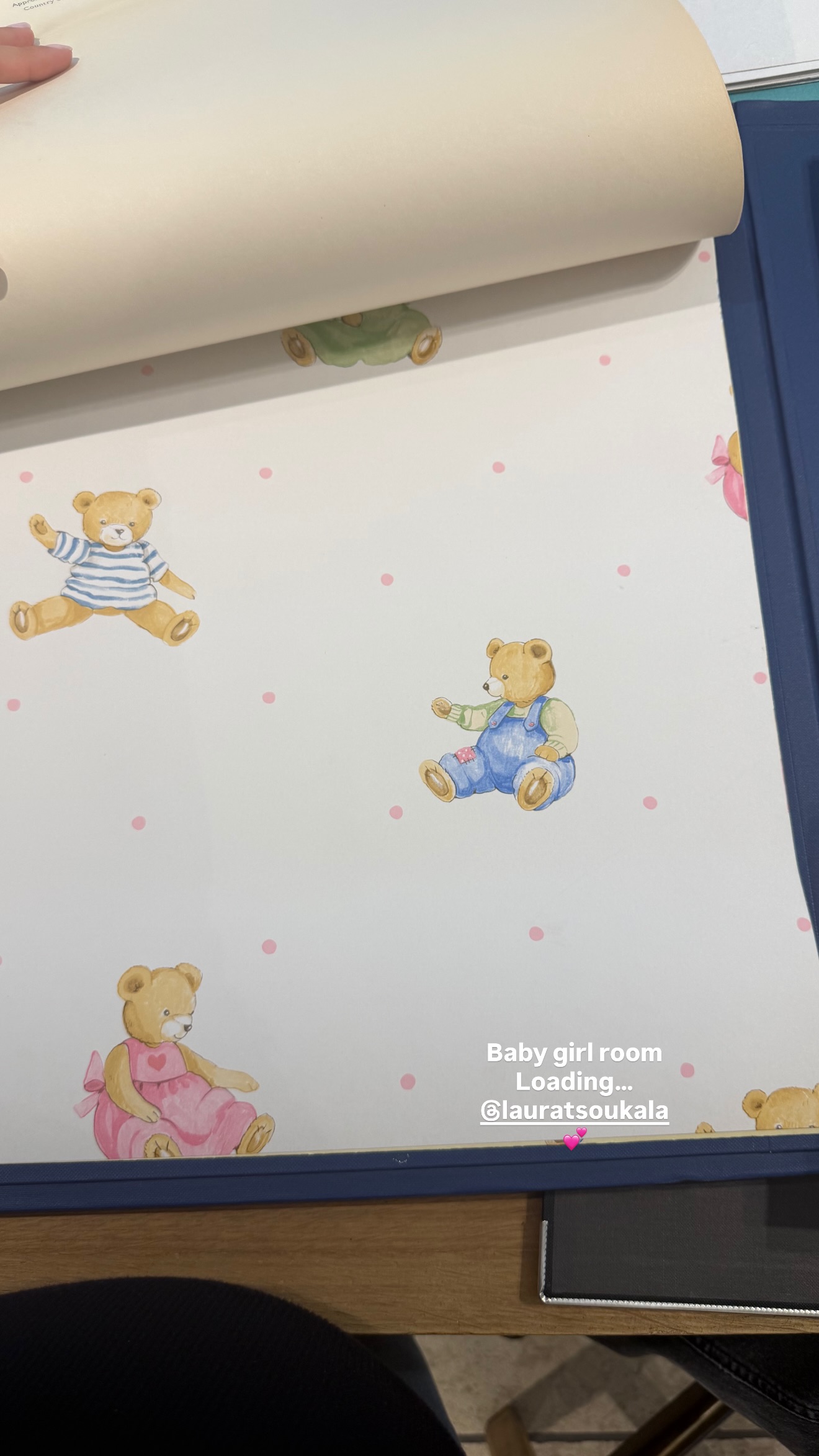 Η Αλεξάνδρα Νίκα επέλεξε ταπετσαρία για το παιδικό δωμάτιο.