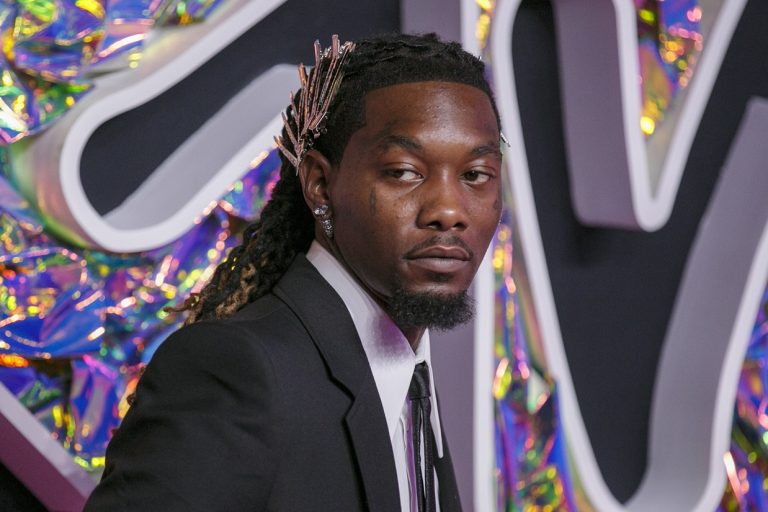 O Offset ποζάρει στο κόκκινο χαλί στα MTV Video Music Awards στο Prudential Center του Νιούαρκ, 12 Σεπτεμβρίου 2023