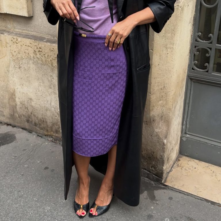 Κοπέλα που φοράει total μωβ look με peep toe σανδάλια.