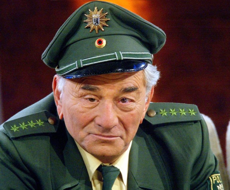 Φωτογραφία αρχείου με ημερομηνία 22 Φεβρουαρίου 2003, στην οποία ο Αμερικανός ηθοποιός Peter Falk εμφανίζεται φορώντας στολή Γερμανικής αστυνομίας στην τηλεοπτική εκπομπή «Wetten, dass...?» (Στοιχηματίζεις ότι...;) στο Βερολίνο