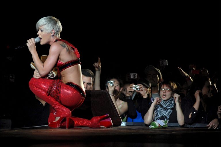 H Pink στη διάρκεια της συναυλίας της στη Sports Arena της Βουδαπέστης, 24 Μαρτίου 2009