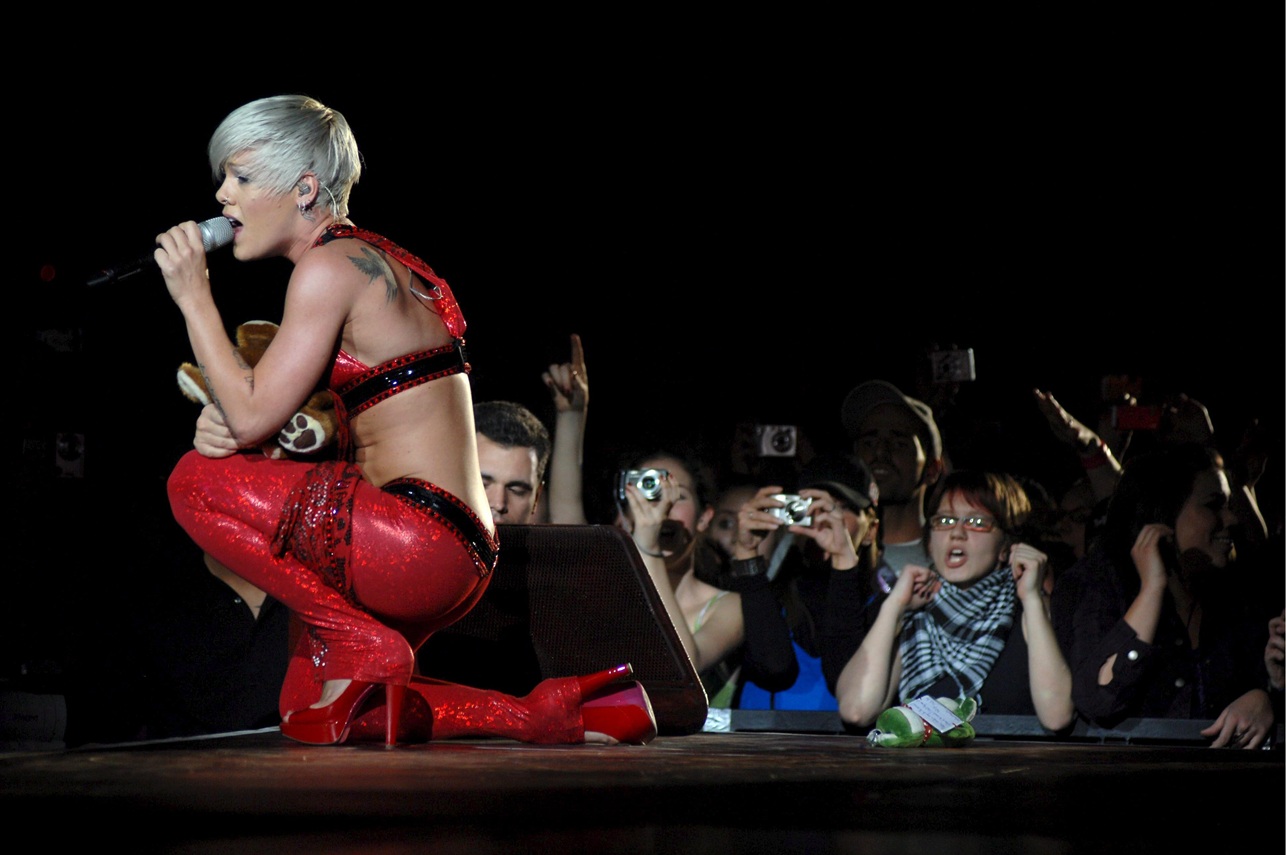 H Pink στη διάρκεια της συναυλίας της στη Sports Arena της Βουδαπέστης, 24 Μαρτίου 2009