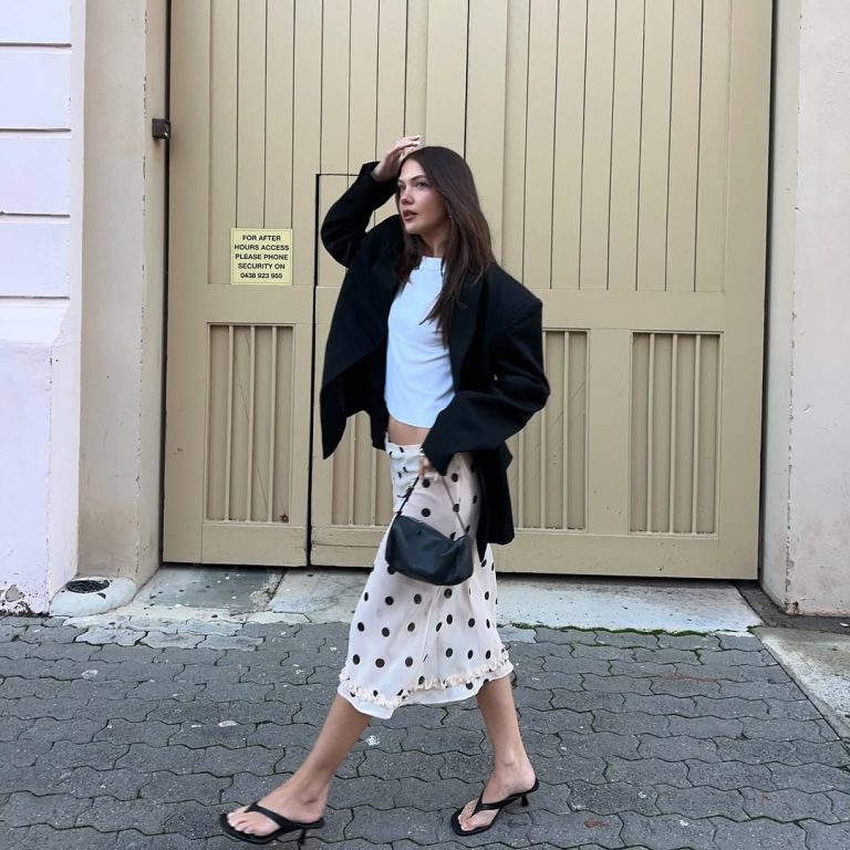 Κοπέλα που φοράει πουά φούστα.