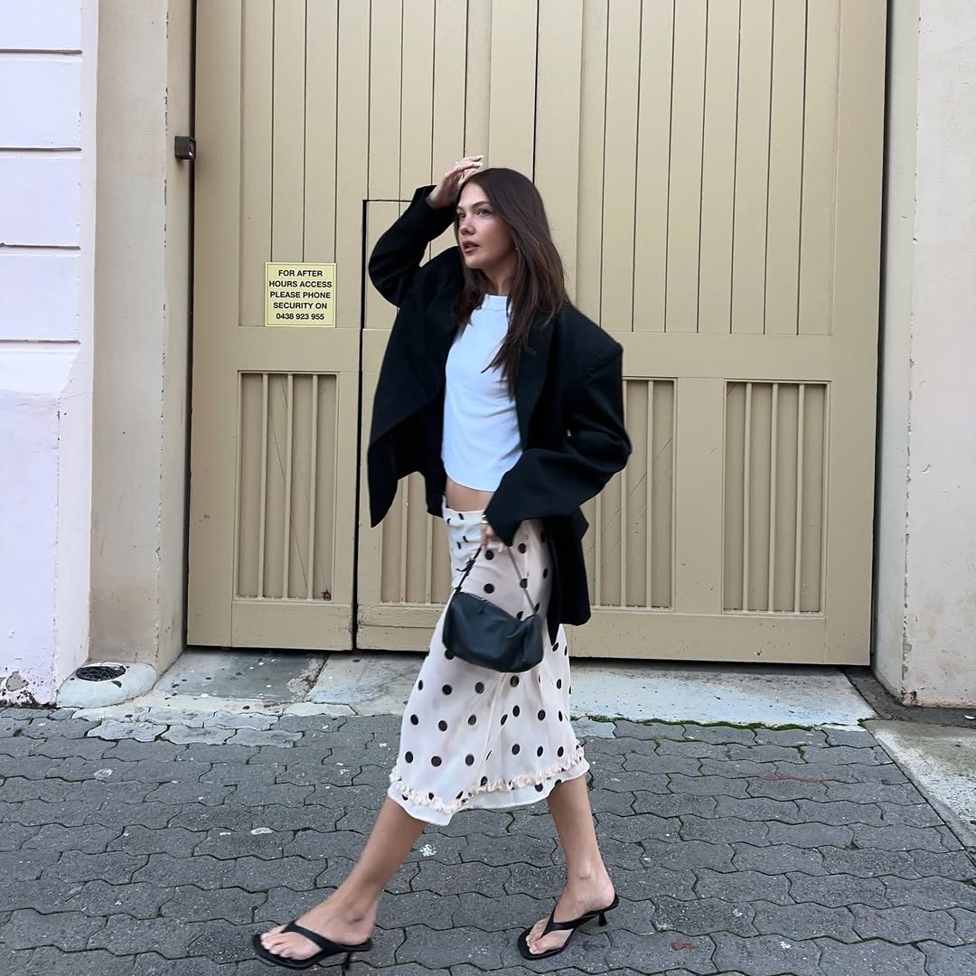 Κοπέλα που φοράει πουά φούστα.