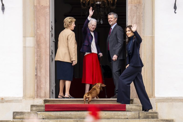 H βασίλισσα Margrethe με την αδελφή της, Άννα Μαρία και τον γιο της, βασιλιά της Δανίας, Frederik με τη σύζυγό του, βασίλισσα Mary σε συναυλία από το Royal Life Guards Music Corps με αφορμή τα 86α γενέθλια της Margrethe στο Παλάτι Fredensborg, 16 Απριλίου 2026